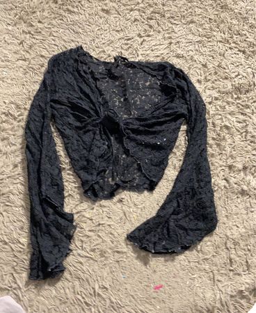 Schwarzes Spitzen-Bell-Sleeve-Crop-Top