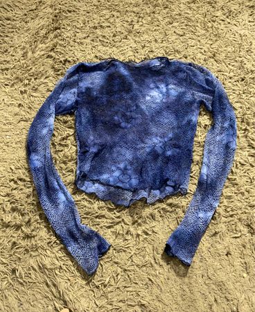 Blaues Batik-Mesh-Oberteil mit langen Ärmeln