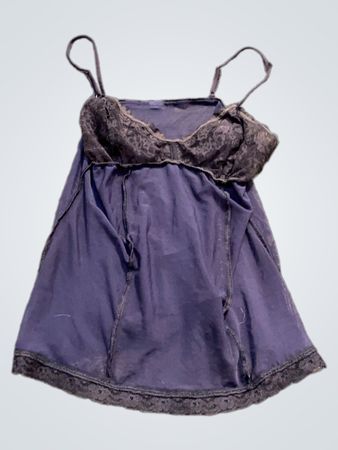 Lila Spaghetti-Top mit Spitzenbesatz