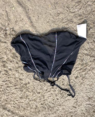 Schwarzes Korsett mit bunten Verzierungen