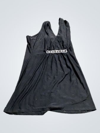 Schwarzes Halterkleid mit verziertem Bund
