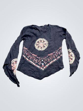 Schwarzes Langarmoberteil mit besticktem Mandala- und Paisleymuster.
