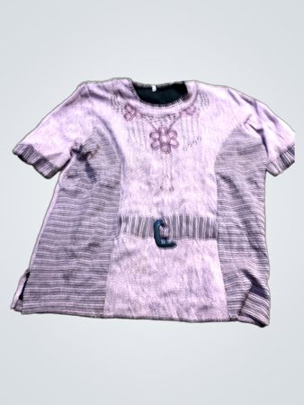 Lila T-Shirt mit dekorativer floralem Stickerei und Gürteldetail