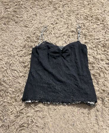 Schwarzes Top mit Leopardenmusterbesatz und Trägern