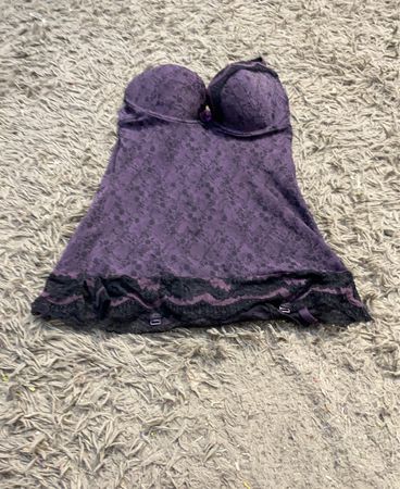 Lila Spitzen-Babydoll-Nachtkleid mit schwarzem Besatz