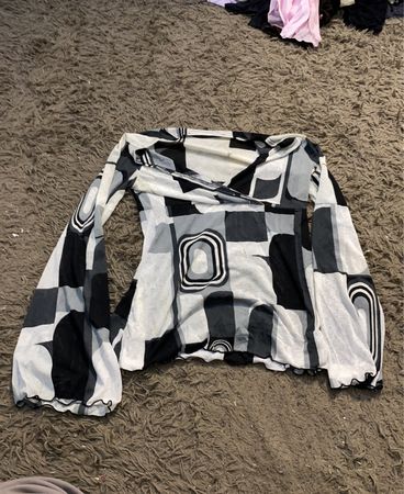 Langarm-Oberteil mit abstraktem Druck