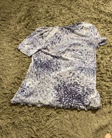 Lila und Beige Tiermuster T-Shirt