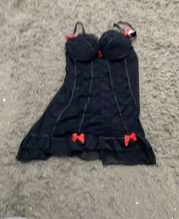 Schwarzes Babydoll mit roten Schleifen