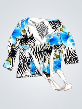 Langarm-Wickeloberteil mit blauen Blumen und Zebra-Print