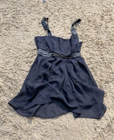Marineblaues Kleid