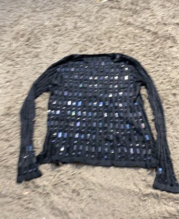 Schwarzer Pullover mit langen Ärmeln und reflektierenden Quadraten