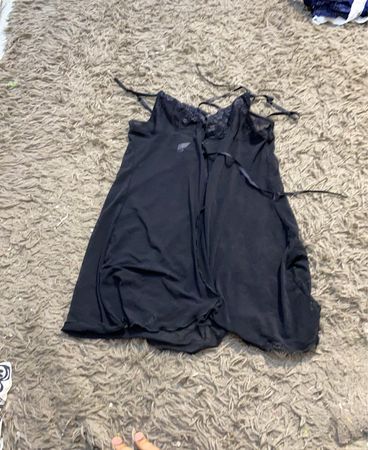 „Schwarzes Slipkleid“