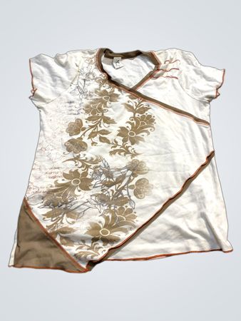 Weißes T-Shirt mit braunem Blumenmuster