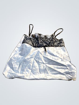  hellblaues satin Nachthemd mit schwarzem Spitzenbesatz