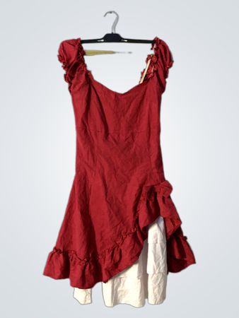 Rotes Kleid mit Rüschen
