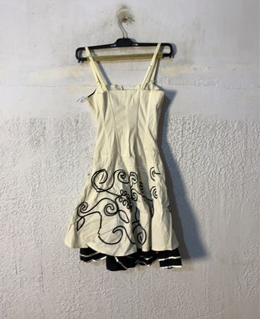 Cremefarbenes Kleid mit schwarzer Stickerei