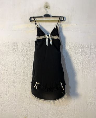 Schwarzes Slipkleid mit Spitze und Schleifen