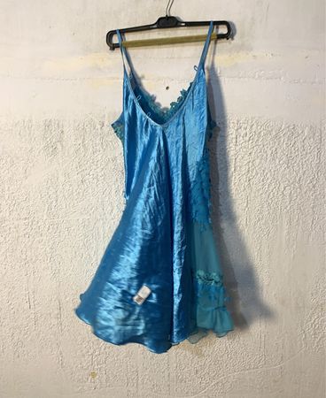 Blaues Spitze- und Satin-Nachthemd