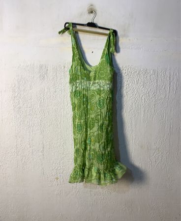 Grünes Blumendruckkleid mit Rüschensaum