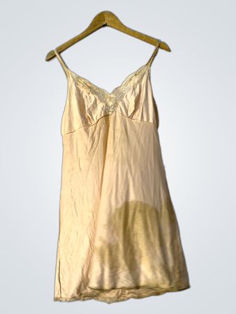 Pfirsichfarbenes Slipkleid mit Spitzenbesatz