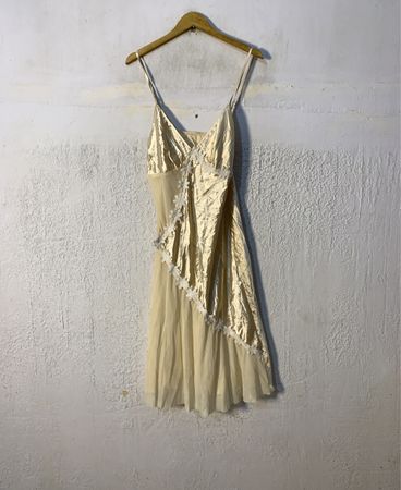 Goldenes Slip-Kleid mit Spitzendetails