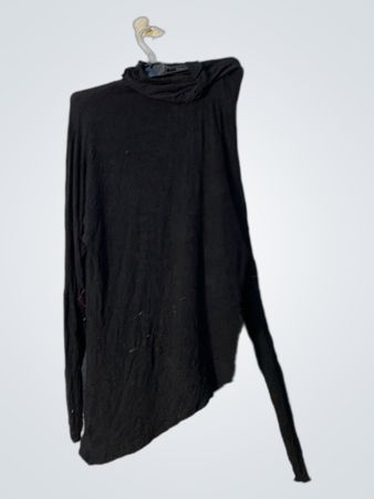 Reserviertes schwarzes asymmetrisches Rollkragenoberteil