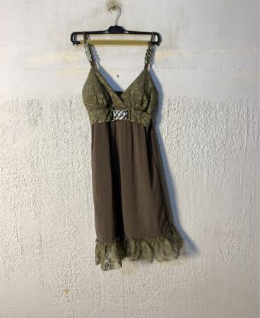 Braunes Slipkleid mit Spitzensaum
