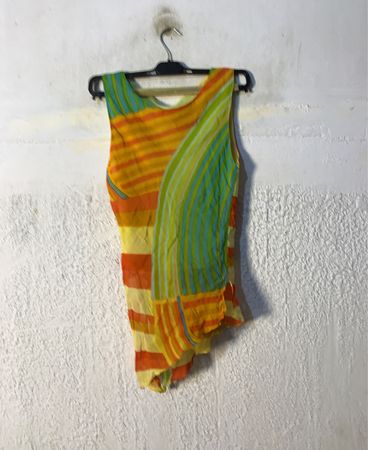 Ärmelloses asymmetrisches Top mit gestreiftem Muster