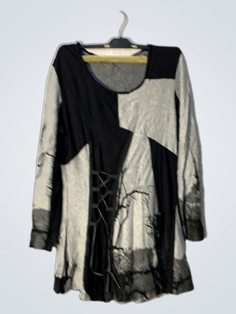 Langärmliges Kleid mit abstraktem Druck und Korsett-Detail