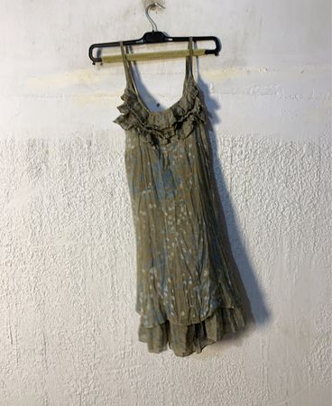 Oliven grünes Kleid mit blauem Blumenmuster und Rüschendekolleté