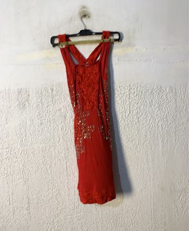 Rotes verziertes Kleid