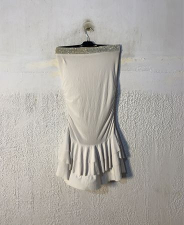 Beige trägerloses Kleid mit Rüschensaum und verziertem Ausschnitt