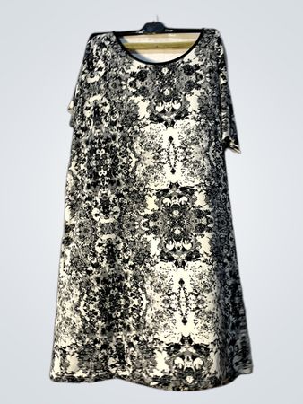 Schwarz-weiß gemustertes Kleid