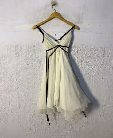 Jane Norman Weißes Kleid mit schwarzem Rand