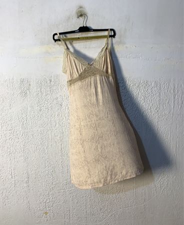 Beiges Slipkleid mit Spitze und Schlangendruck