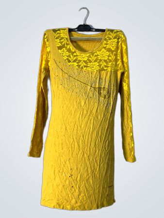 Gelbes Langarmkleid mit Spitze und Strasssteinen