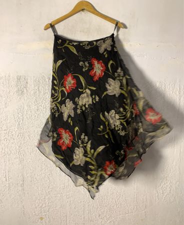 MANDOLIN Schwarzes Blumendruck-Trägerkleid