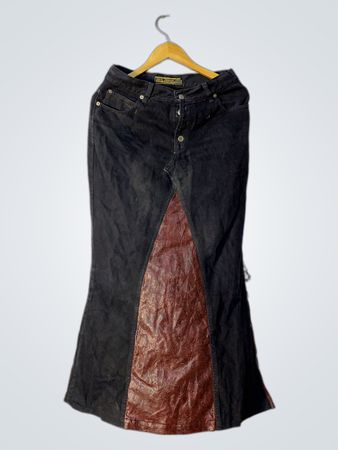 Neue Jeans Schwarzer Denim Maxi-Rock mit rotem Kunstlederpaneel
