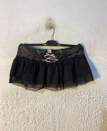 Schwarzer Minirock mit Spitzenbesatz