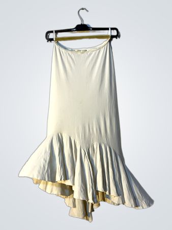 UNE Cream Ruffle Hem Maxi Kleider