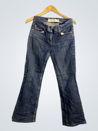 Die Bootcut-Jeans