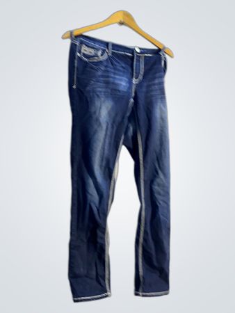 Blaue Jeans mit weißen Nähten