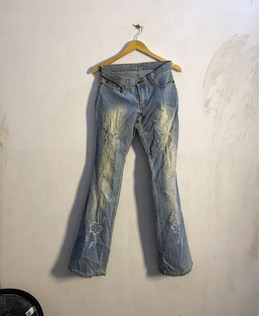 Leichte ausgestellte Jeans mit floraler Bestickung