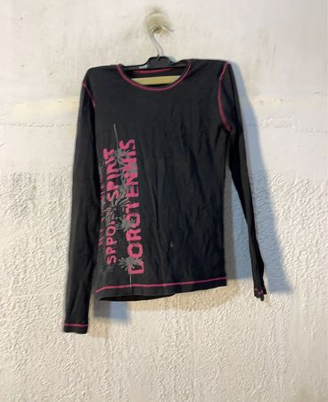 Schwarzes langärmliges T-Shirt mit pinker Stickerei und grafischem Druck