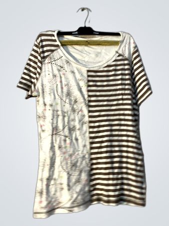 Gestreiftes und florales T-Shirt
