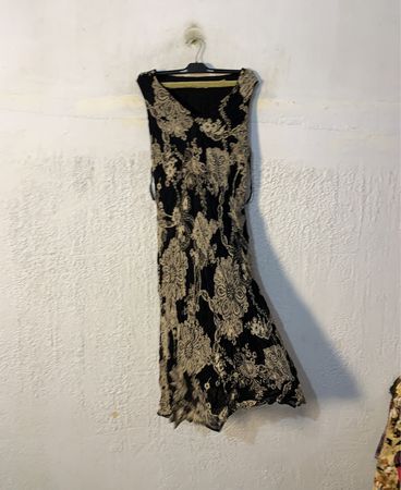 Berkshire Schwarzes und Beiges Blumendruck Ärmelloses Maxikleid