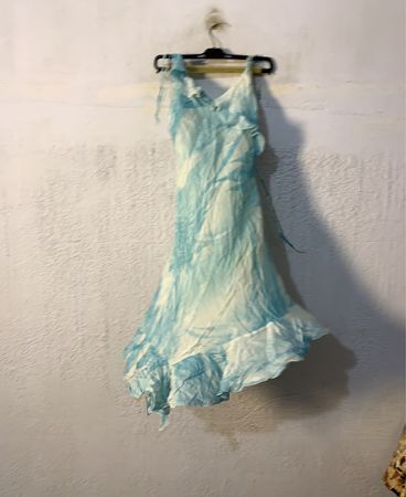 Blaues und weißes Batik-Maxikleid mit Schnürsenkeln am Rücken