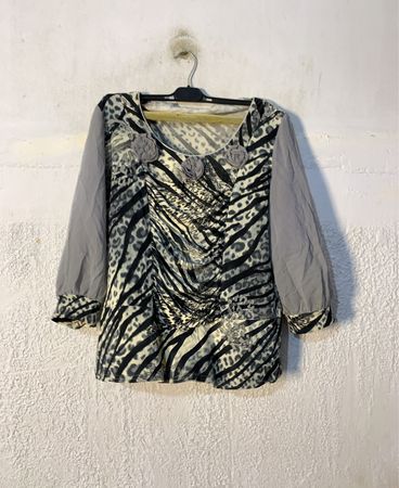 Bluse mit Tierdruck für Damen und grauen Ärmeln