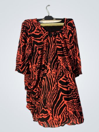 Rot und Schwarzes Zebra-Muster Kleid mit verziertem Ausschnitt