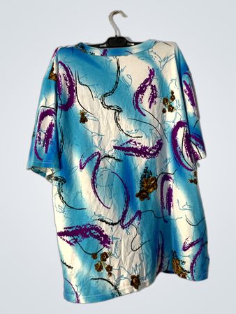 Blaue und weiße abstrakte Druck V-Ausschnitt T-Shirt mit braunen Knöpfen